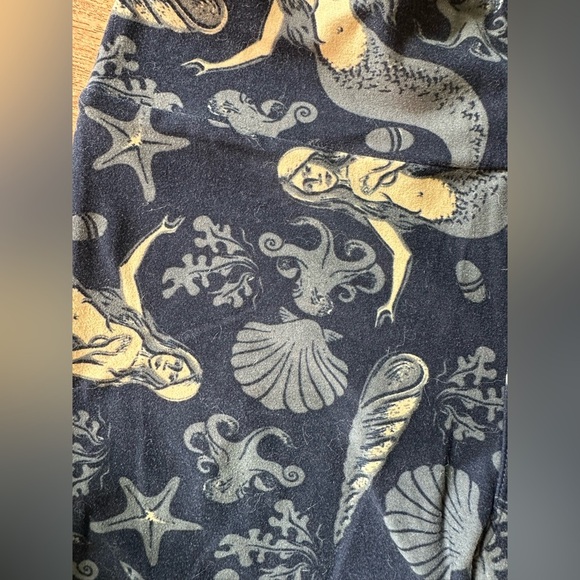 LuLaRoe Mermaid & Shells Nautical Leggings. One size. - Picture 4 of 5